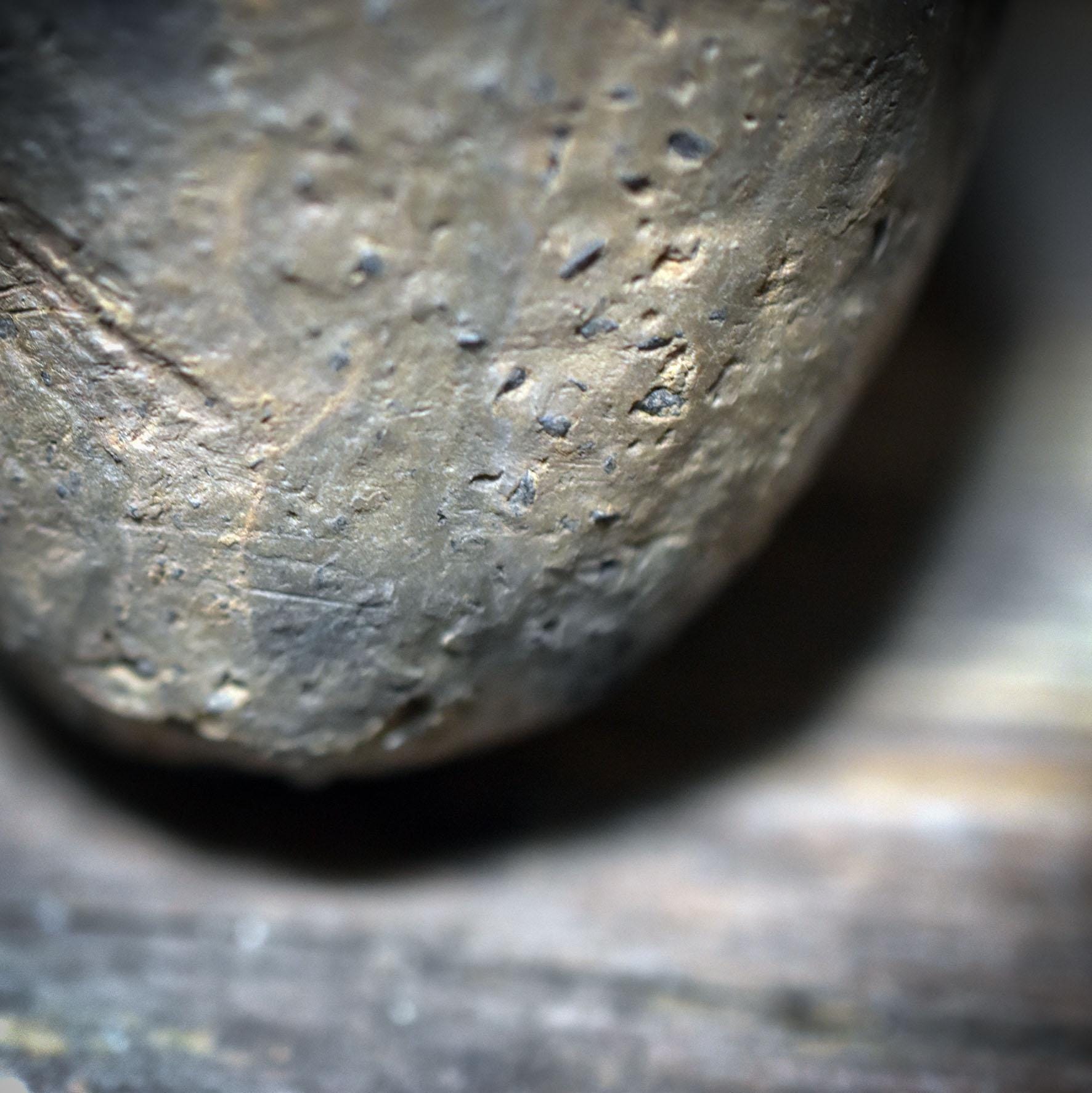 Urmutter-Rassel aus Ton – Handrassel der Mutter Erde - Archaisches Klangobjekt mit Baumwollband - SRA070