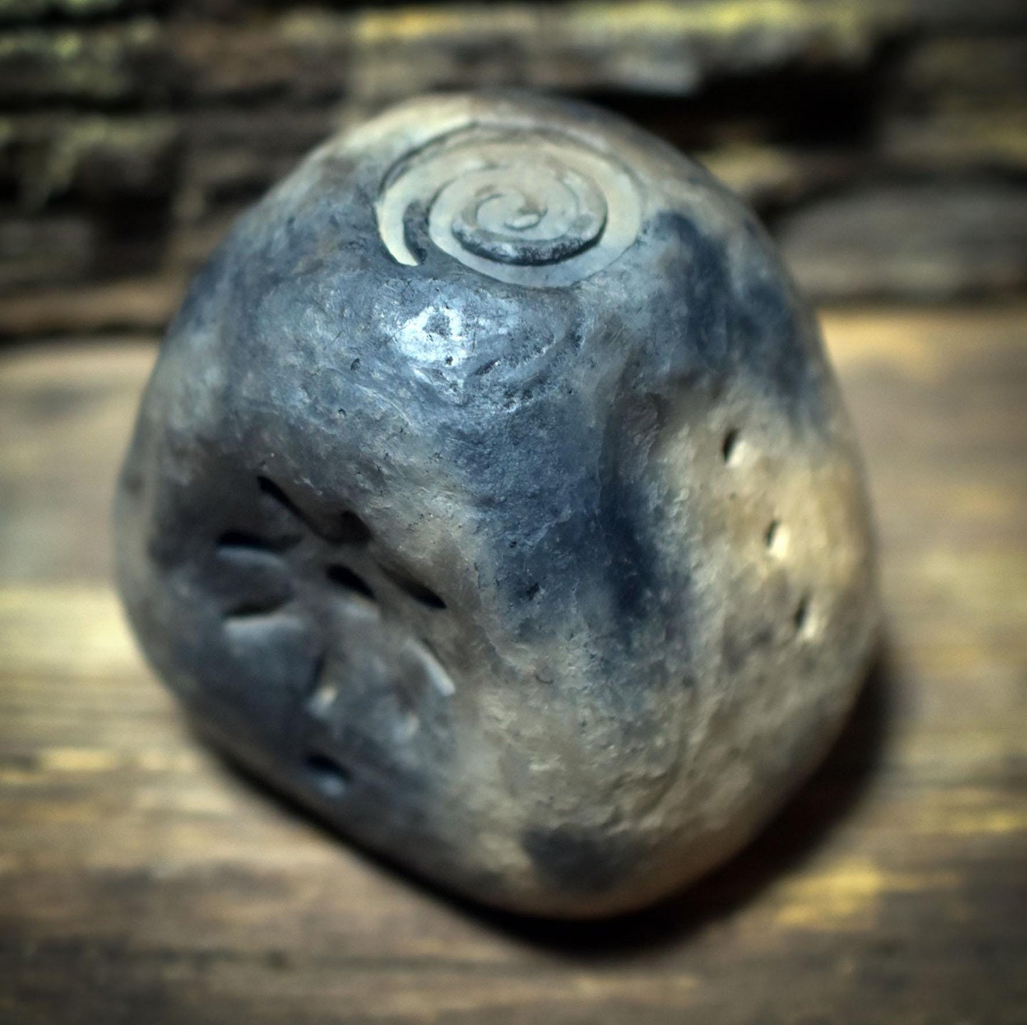 Litha-Handrassel aus Ton – Klangobjekt der Sonne - Archaische Ritualrassel mit Lebensspirale & Feuersymbol - SRA073