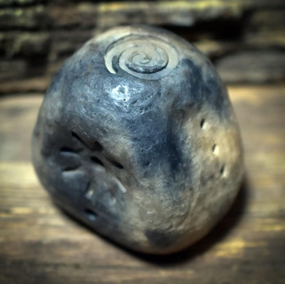 Litha-Handrassel aus Ton – Klangobjekt der Sonne - Archaische Ritualrassel mit Lebensspirale & Feuersymbol - SRA073