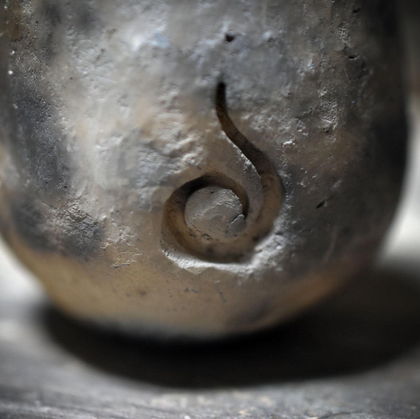 Ostara-Eier der Dreifaltigkeit - Maiden · Mother · Crone – frühzeitliche Ton-Eier im Rauchbrand - FRO036