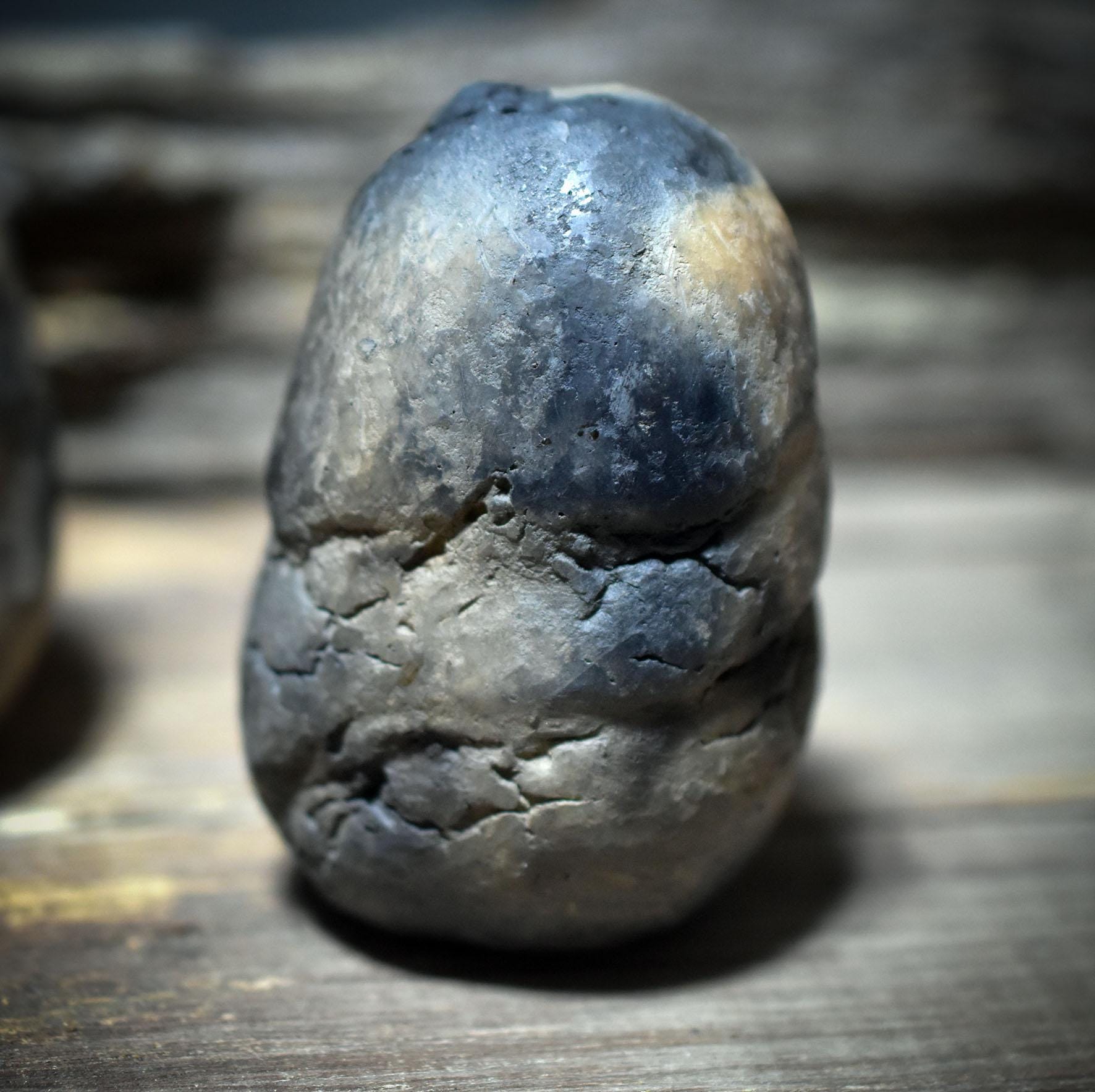 Ostara-Eier der Dreifaltigkeit - Maiden · Mother · Crone – frühzeitliche Ton-Eier im Rauchbrand - FRO036