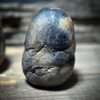 Ostara-Eier der Dreifaltigkeit - Maiden · Mother · Crone – frühzeitliche Ton-Eier im Rauchbrand - FRO036