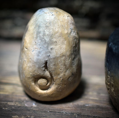 Ostara-Licht · Ton-Ei & Altarstein - Frühzeitliches Ritualset zum Frühlingsbeginn - FRO039