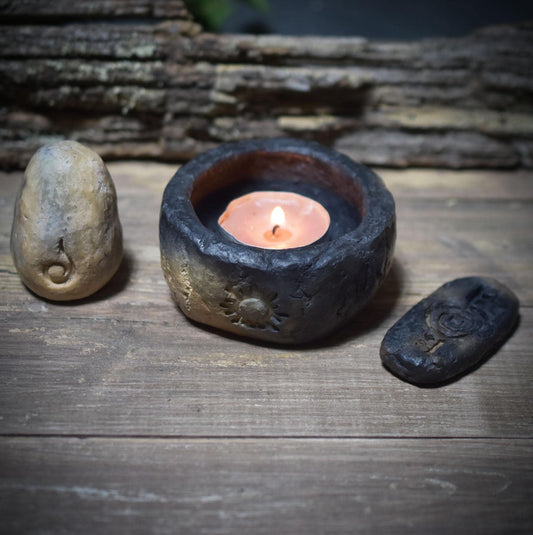 Ostara-Licht · Ton-Ei & Altarstein - Frühzeitliches Ritualset zum Frühlingsbeginn - FRO039