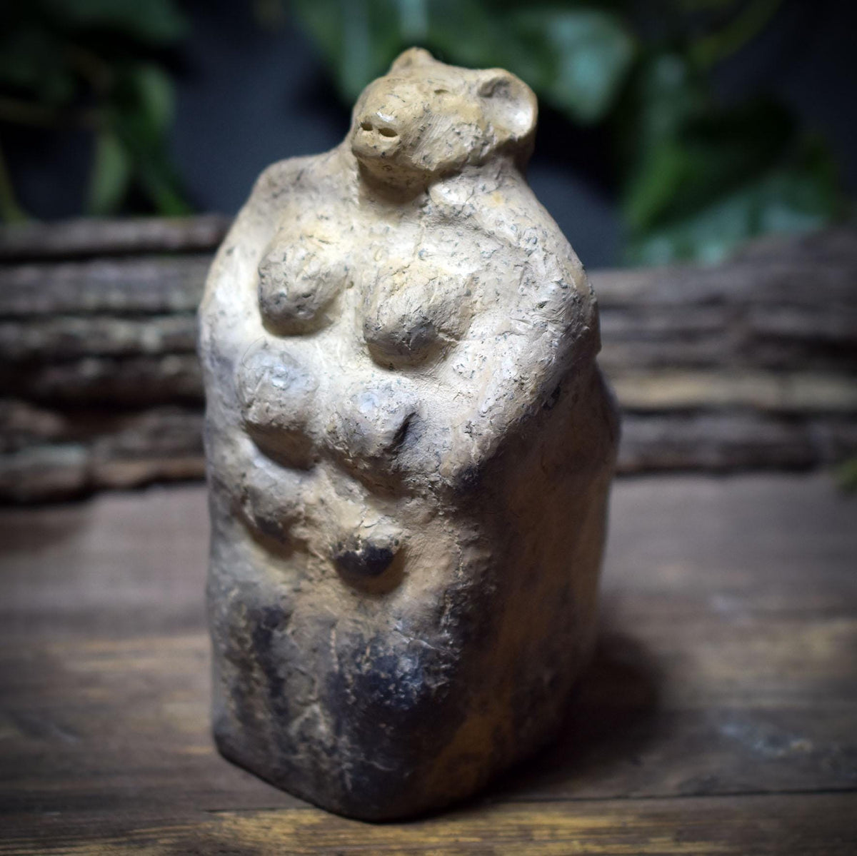Bärenmutter – Hüterin der sanften Stärke - Skulptur aus traditionell gebranntem Ton