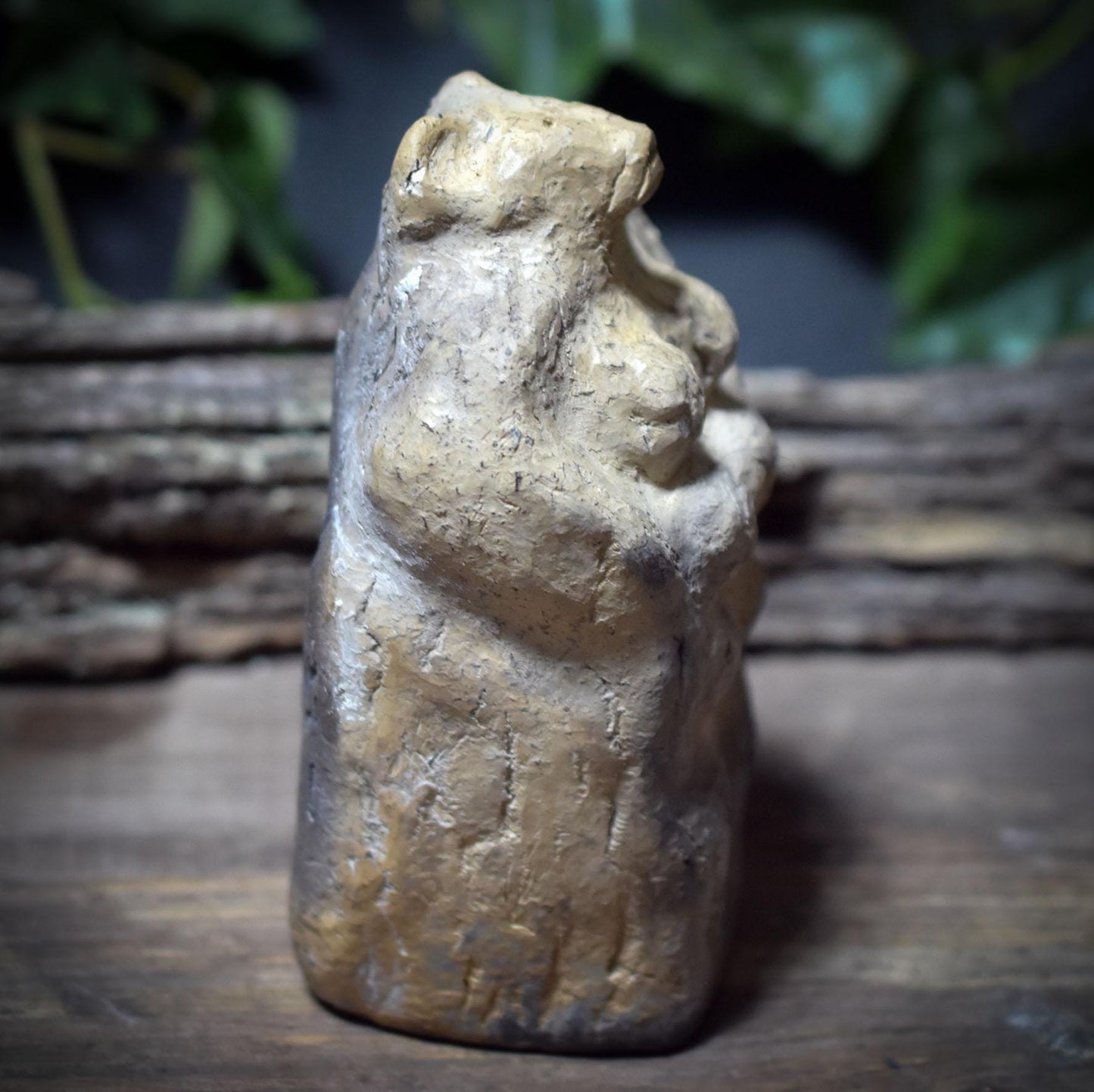 Bärenmutter – Hüterin der sanften Stärke - Skulptur aus traditionell gebranntem Ton - SKU216