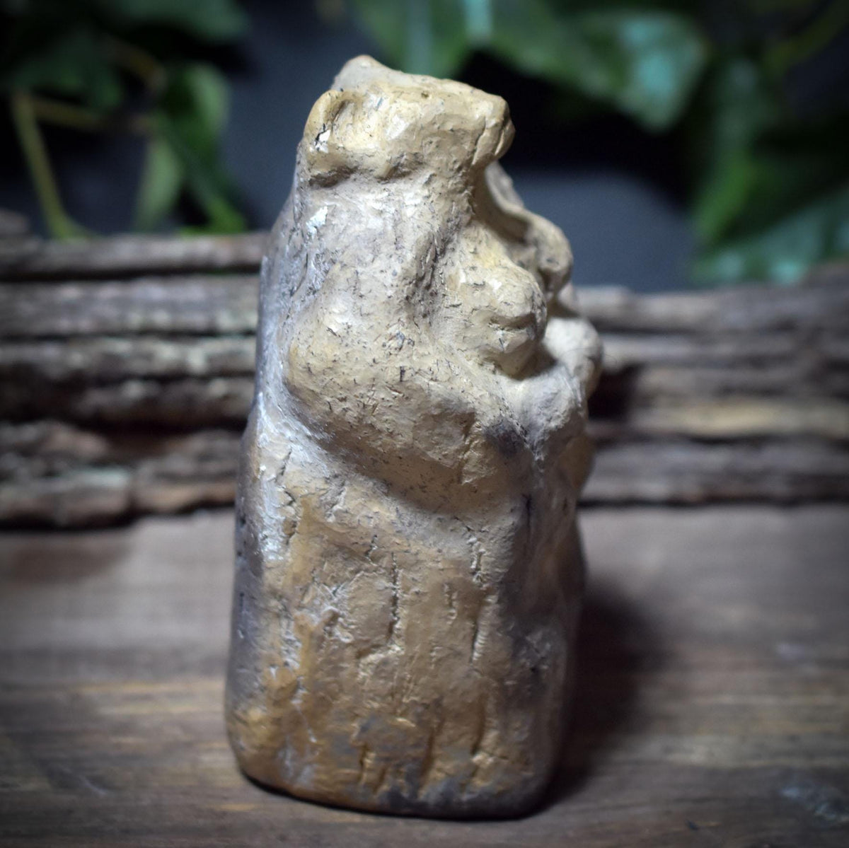 Bärenmutter – Hüterin der sanften Stärke - Skulptur aus traditionell gebranntem Ton