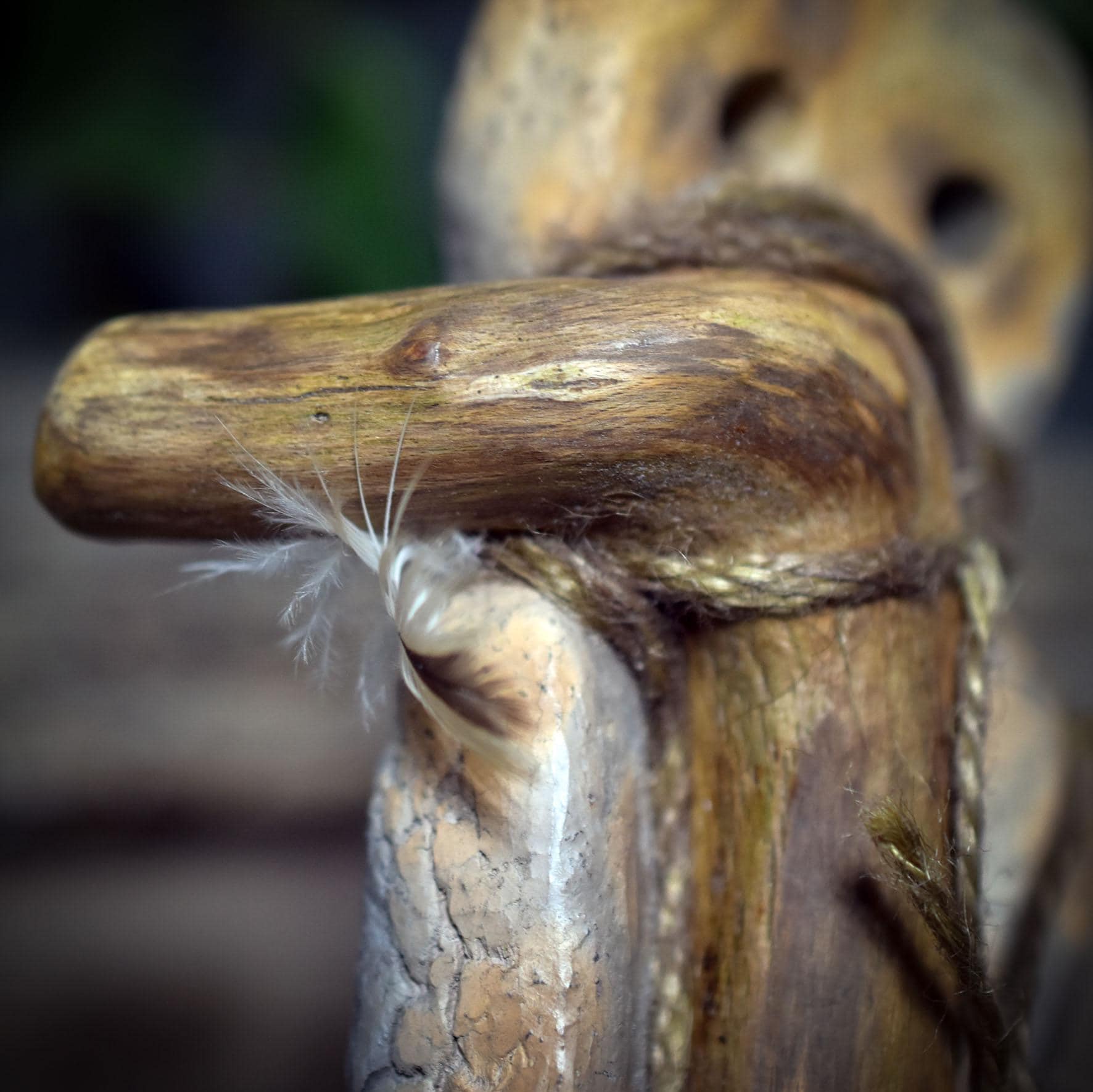 Ritualstab Eye Idol – Rauchbrandkunst & archaische Naturkraft - kraftvolles Ritualwerkzeug aus Ton und Holz - RST044