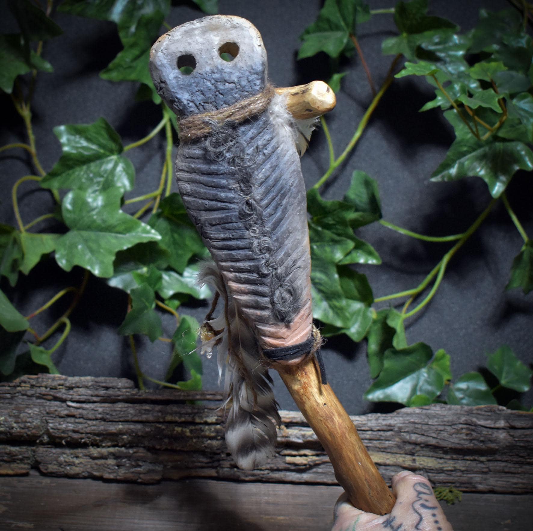 Ritualstab Eye Idol – Rauchbrandkunst & archaische Naturkraft - kraftvolles Ritualwerkzeug aus Ton und Holz - RST044