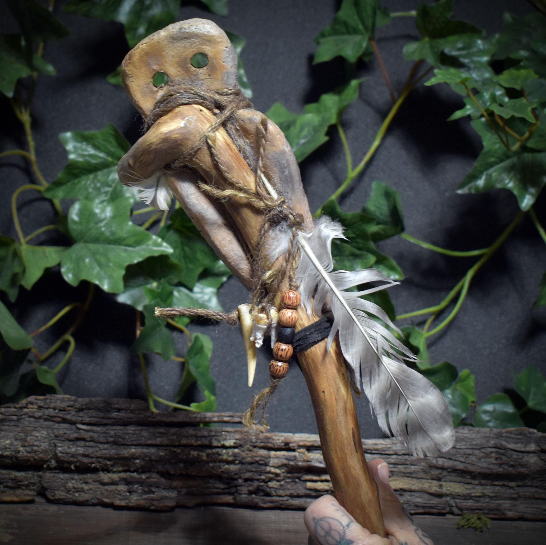 Ritualstab Eye Idol – Rauchbrandkunst & archaische Naturkraft - kraftvolles Ritualwerkzeug aus Ton und Holz - RST044