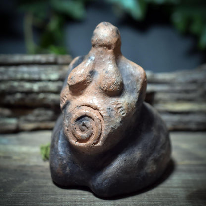 Wunschhüterin der Urkraft – Archaische Fruchtbarkeitsgöttin aus traditionell gebranntem Ton - WSH010