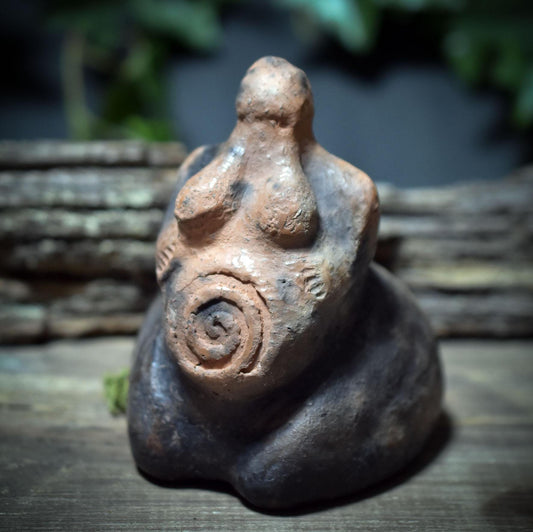 Wunschhüterin der Urkraft – Archaische Fruchtbarkeitsgöttin aus traditionell gebranntem Ton - WSH010