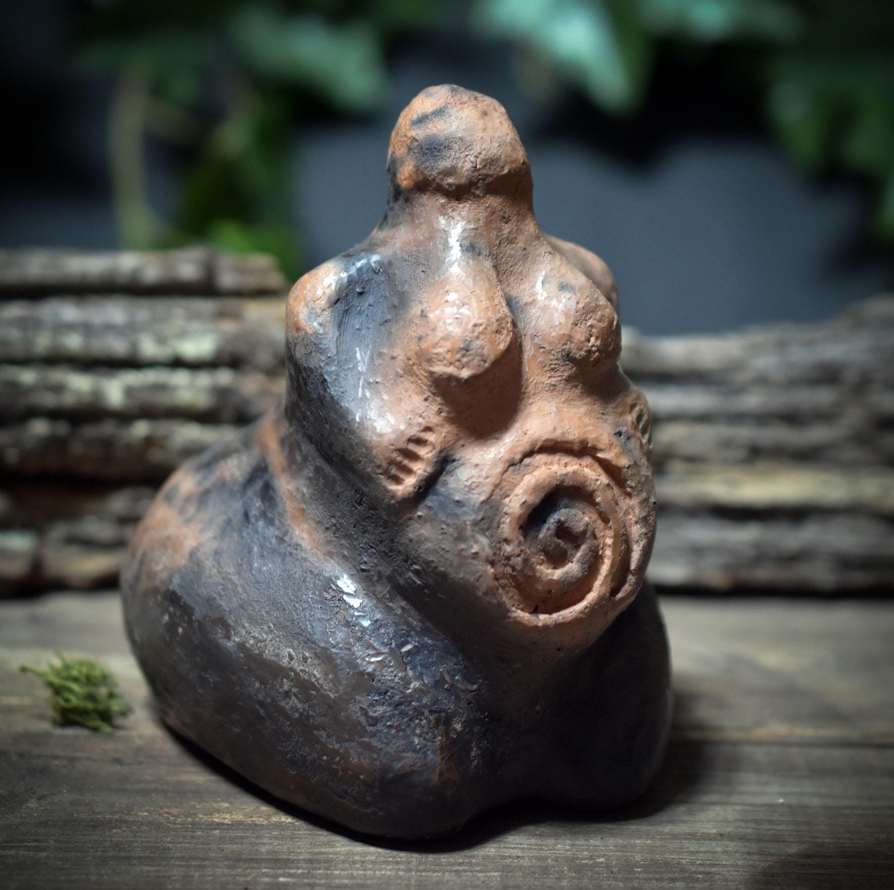 Wunschhüterin der Urkraft – Archaische Fruchtbarkeitsgöttin aus traditionell gebranntem Ton - WSH010
