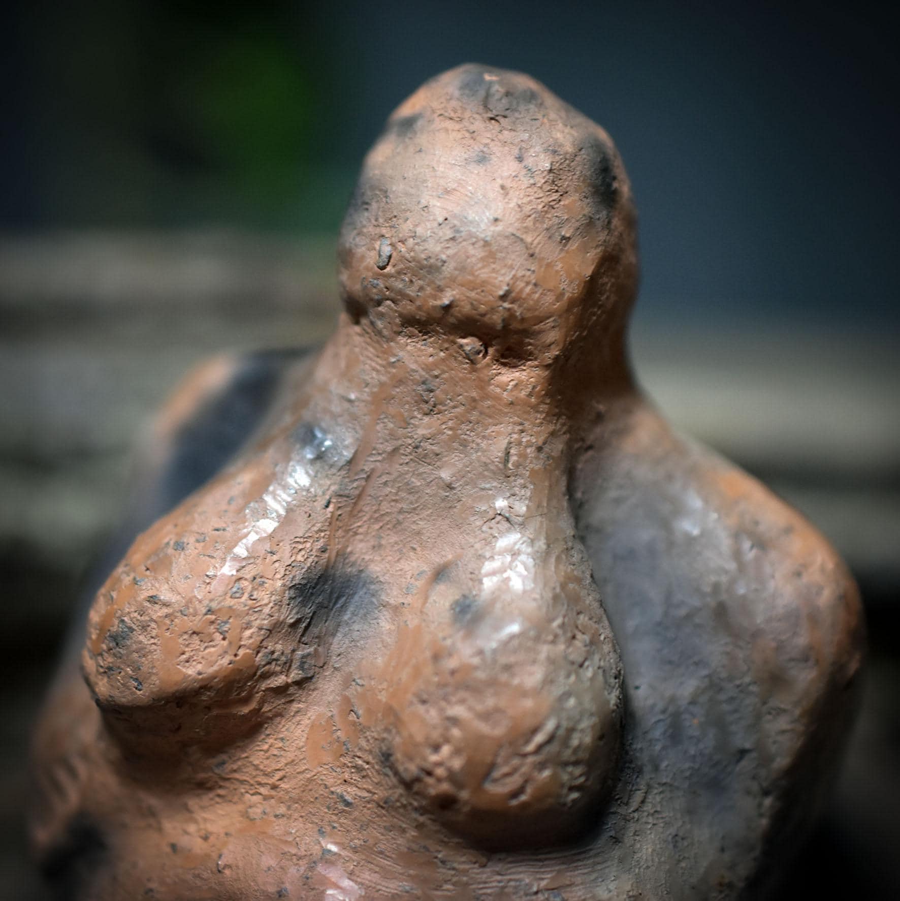 Wunschhüterin der Urkraft – Archaische Fruchtbarkeitsgöttin aus traditionell gebranntem Ton - WSH010