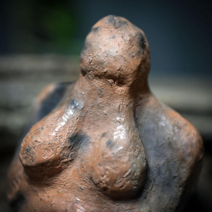 Wunschhüterin der Urkraft – Archaische Fruchtbarkeitsgöttin aus traditionell gebranntem Ton - WSH010