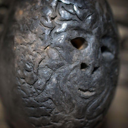 Green Man Handrassel – Archaisches Klanginstrument aus traditionell gebranntem Ton - SRA074