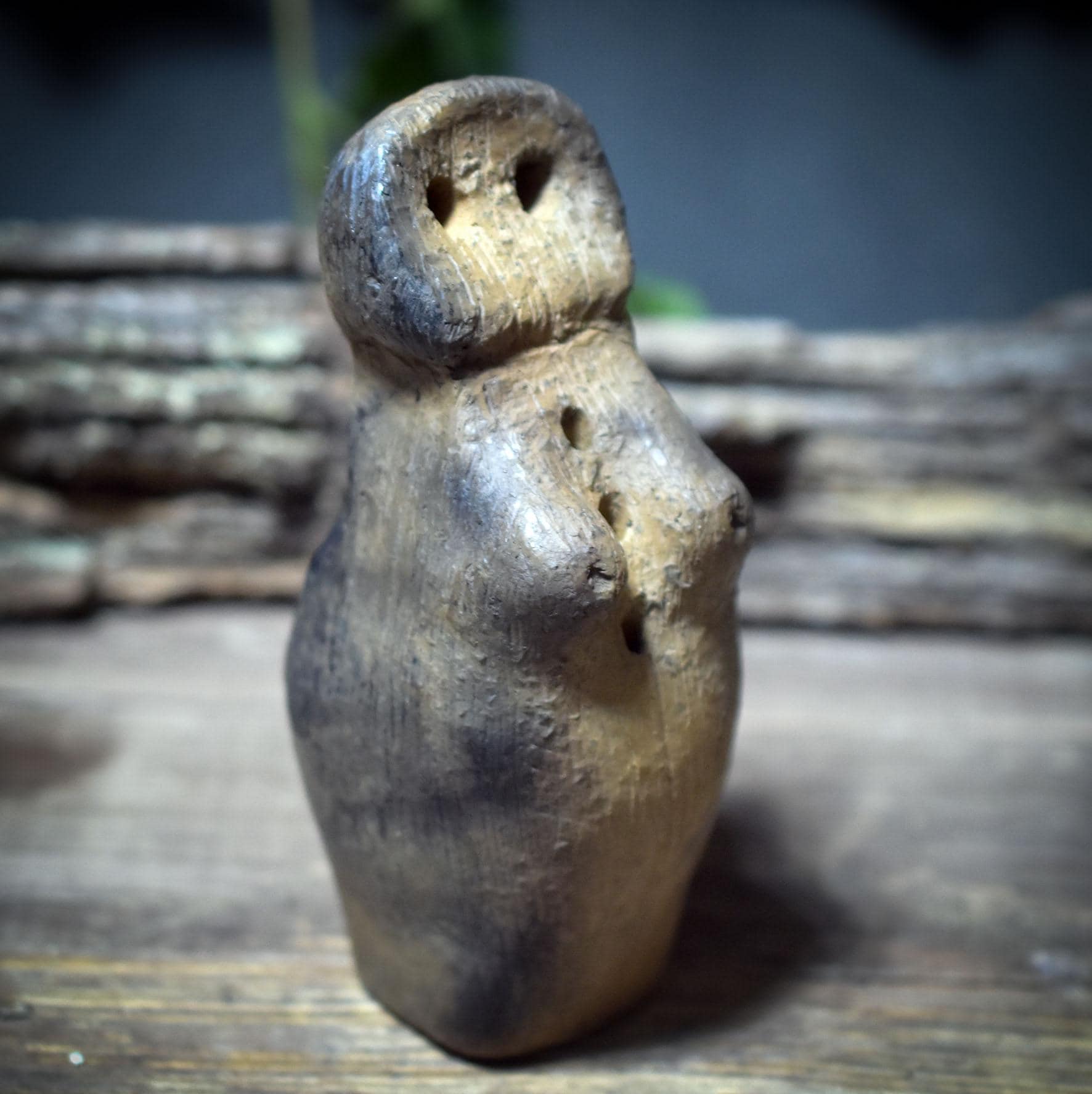 Eye Idol Göttinnenrassel – Archaisches Klanginstrument aus traditionell gebranntem Ton - SRA075