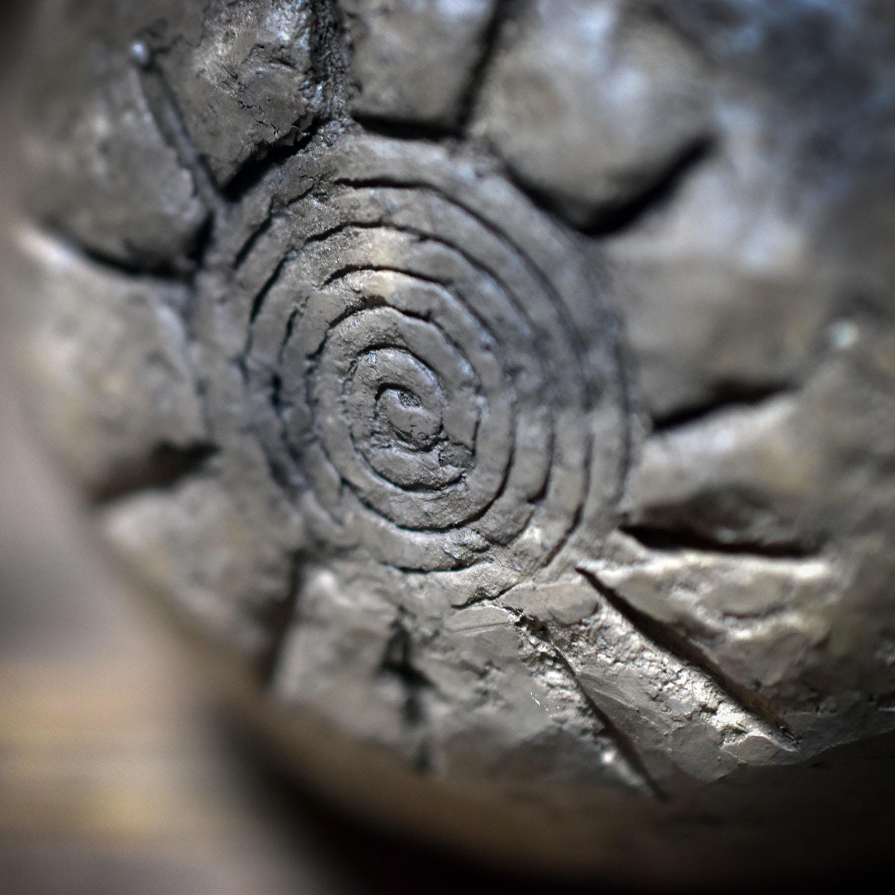 Wunschhüter Sonne & Mond – Archaisches Ritualobjekt aus traditionell gebranntem Ton - WSH012