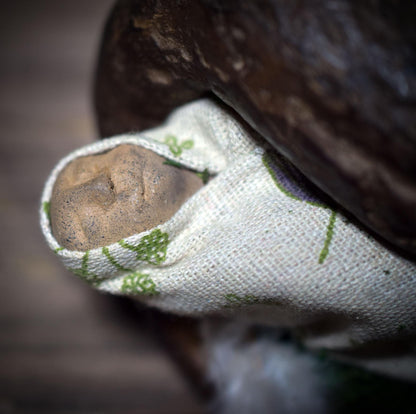 Geborgen – Das gepuckte Kind im Schutz des Waldes - SKU223