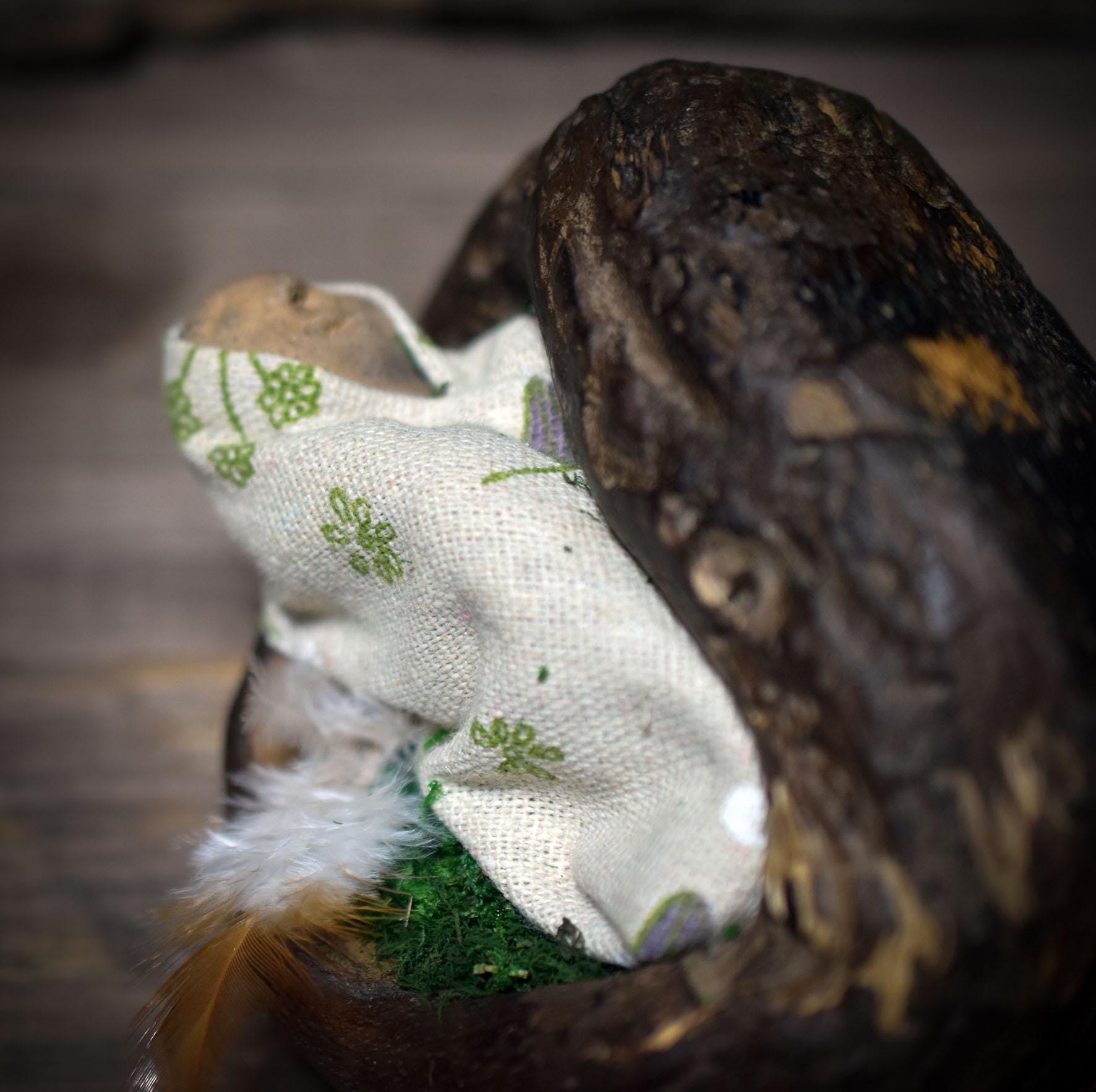 Geborgen – Das gepuckte Kind im Schutz des Waldes - SKU223