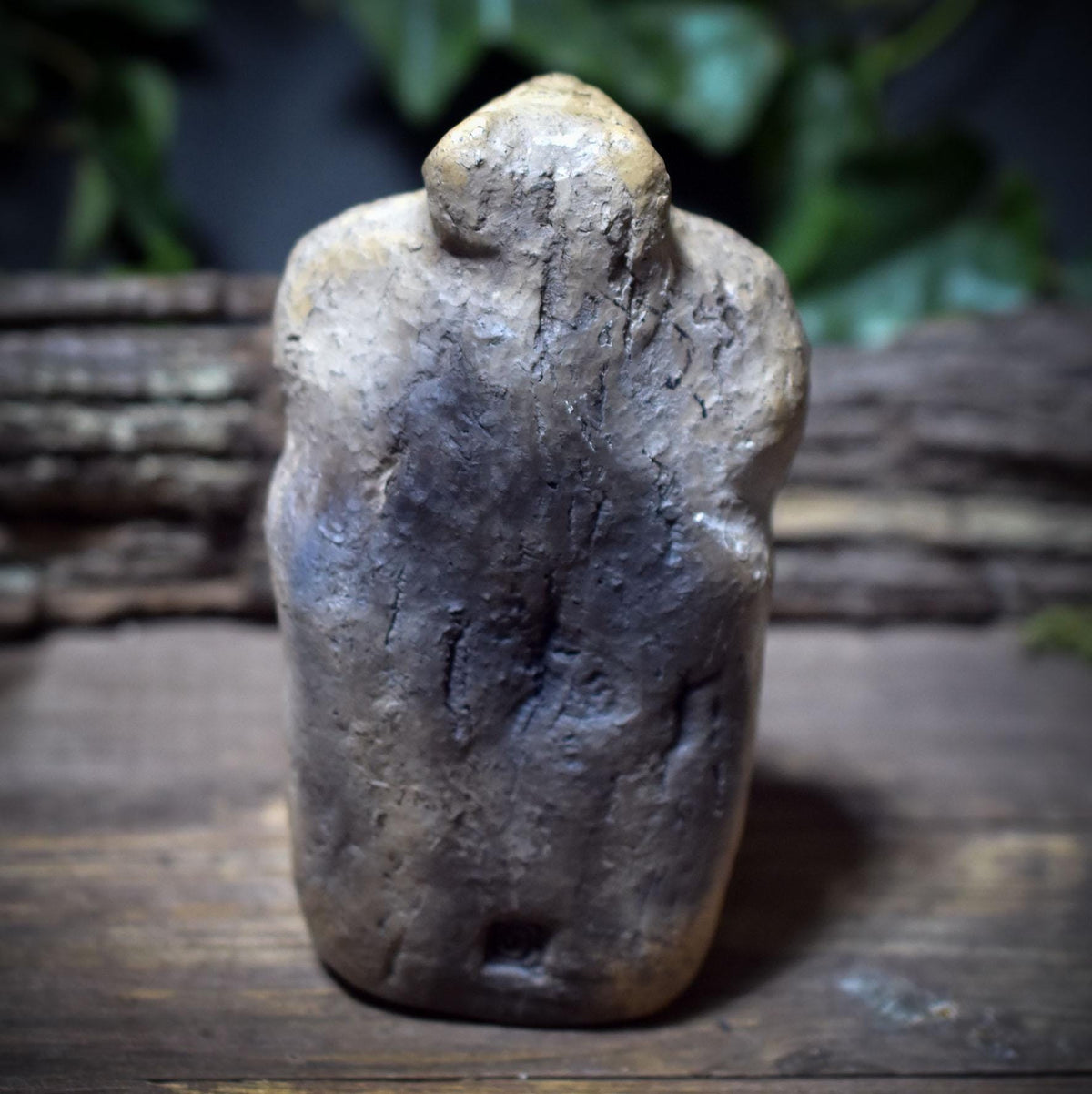 Bärenmutter – Hüterin der sanften Stärke - Skulptur aus traditionell gebranntem Ton