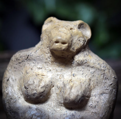 Bärenmutter – Hüterin der sanften Stärke - Skulptur aus traditionell gebranntem Ton