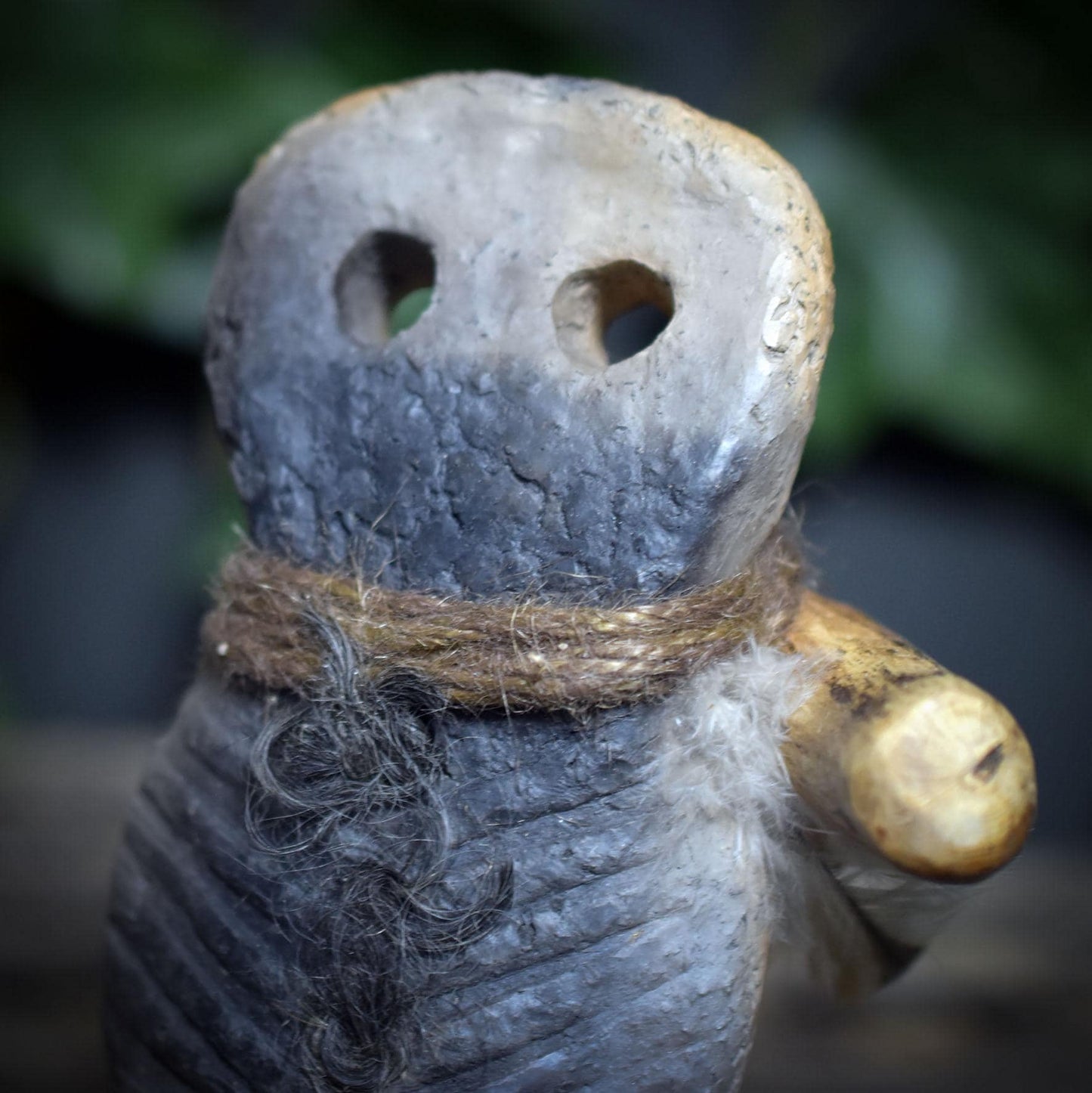 Ritualstab Eye Idol – Rauchbrandkunst & archaische Naturkraft - kraftvolles Ritualwerkzeug aus Ton und Holz - RST044