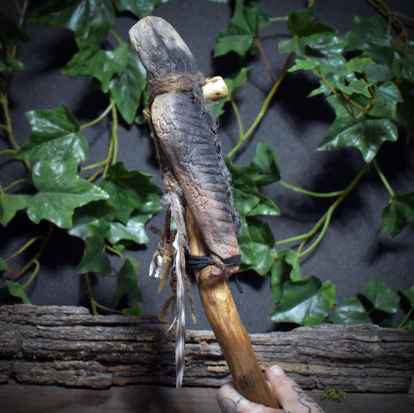 Ritualstab Eye Idol – Rauchbrandkunst & archaische Naturkraft - kraftvolles Ritualwerkzeug aus Ton und Holz - RST044