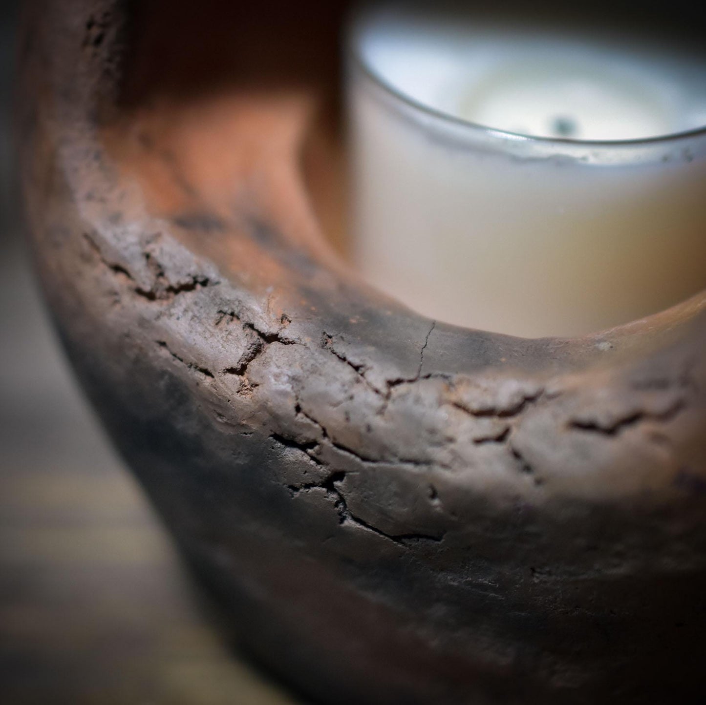 Archaischer Teelichthalter in Eiform aus traditionell gebranntem Ton – Rituallicht für Neubeginn, Altar & spirituelle Räume - TKH025