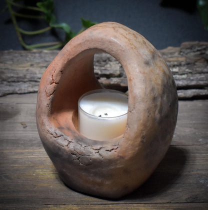 Archaischer Teelichthalter in Eiform aus traditionell gebranntem Ton – Rituallicht für Neubeginn, Altar & spirituelle Räume - TKH025