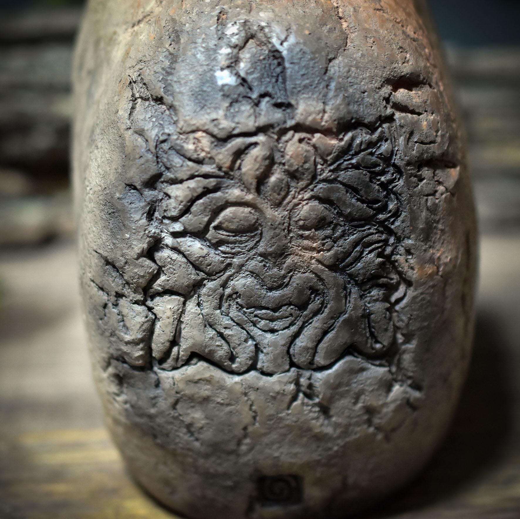 Handgeformte Ritualschale • Rauchbrand-Keramik • Symbol für Erneuerung, Naturkraft & heiligen Übergang - FRO046