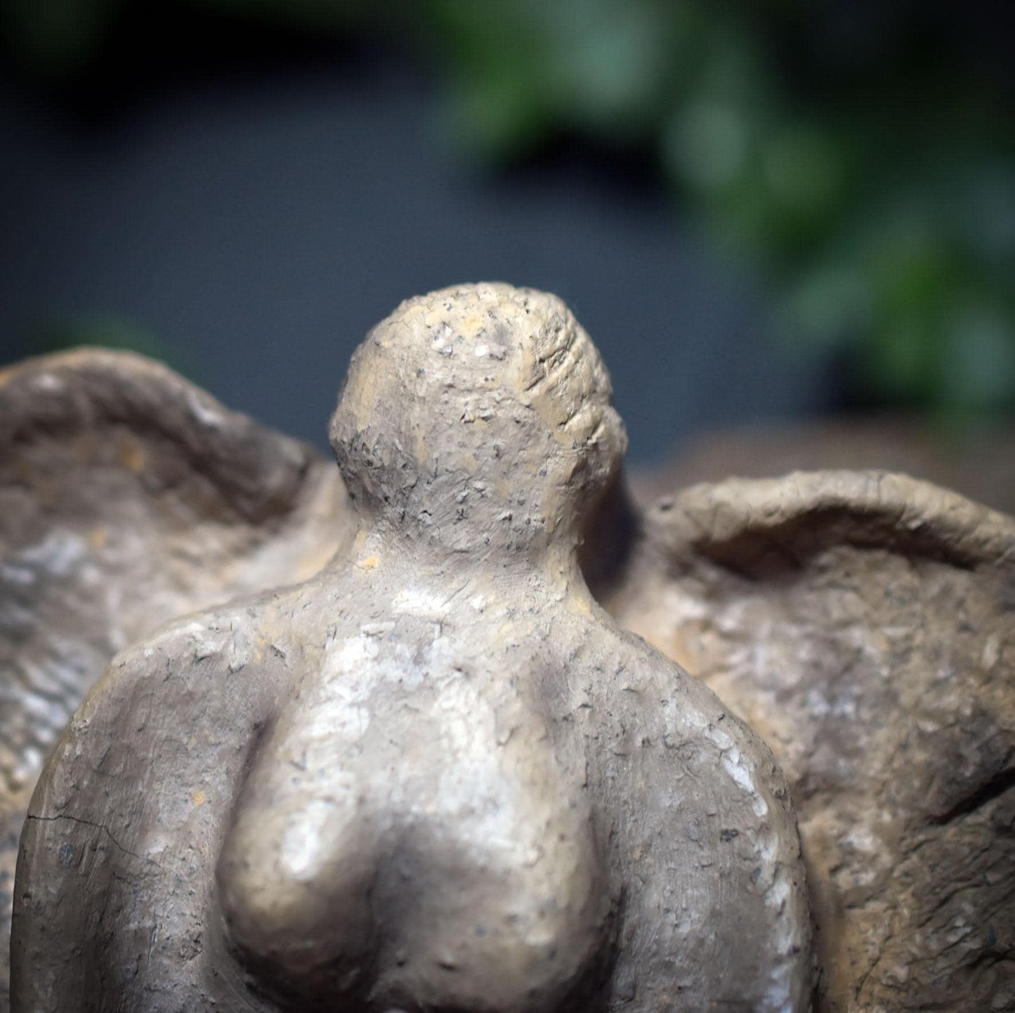 Schutzengel Rückfluss-Räucherkegelhalter aus traditionell gebranntem Ton – archaisches Ritualobjekt für Schutz & stille Einkehr - RÄH051