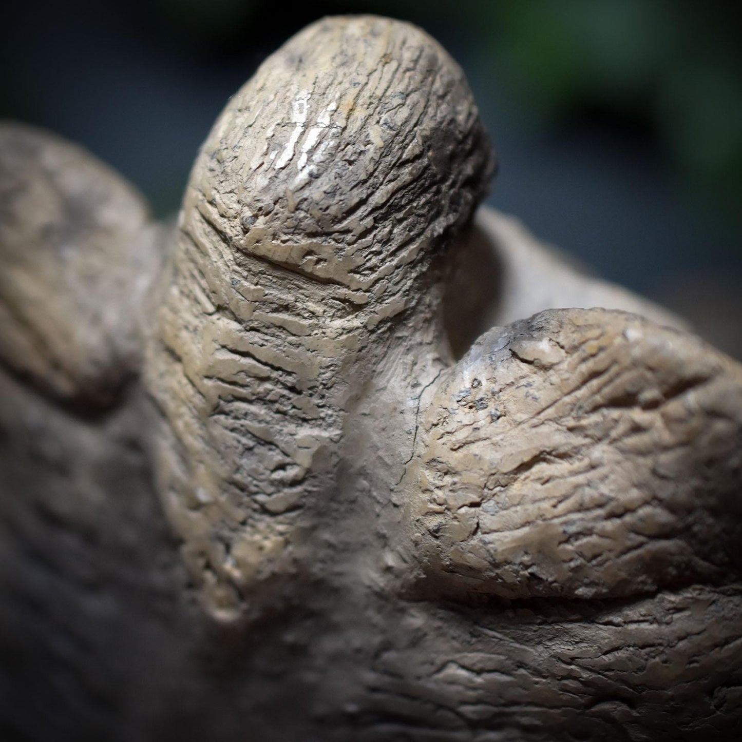 Schutzengel Rückfluss-Räucherkegelhalter aus traditionell gebranntem Ton – archaisches Ritualobjekt für Schutz & stille Einkehr - RÄH051