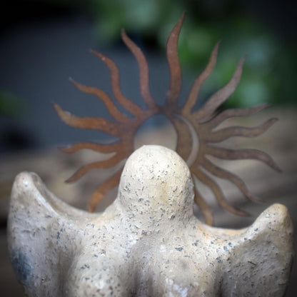 Göttin Litha Rückfluss-Räucherkegelhalter mit Sonnenkrone in Rostoptik – archaisches Ritualobjekt für Mittsommer & Sonnenkraft - RÄH052