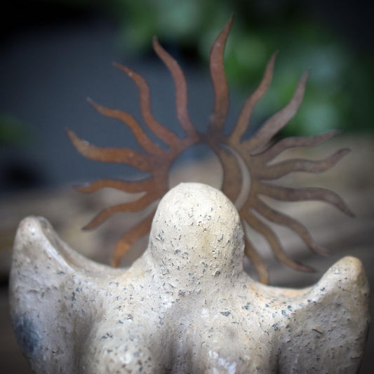 Göttin Litha Rückfluss-Räucherkegelhalter mit Sonnenkrone in Rostoptik – archaisches Ritualobjekt für Mittsommer & Sonnenkraft - RÄH052