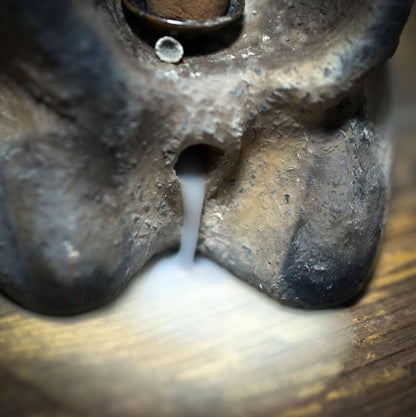 Göttin Litha Rückfluss-Räucherkegelhalter mit Sonnenkrone in Rostoptik – archaisches Ritualobjekt für Mittsommer & Sonnenkraft - RÄH052