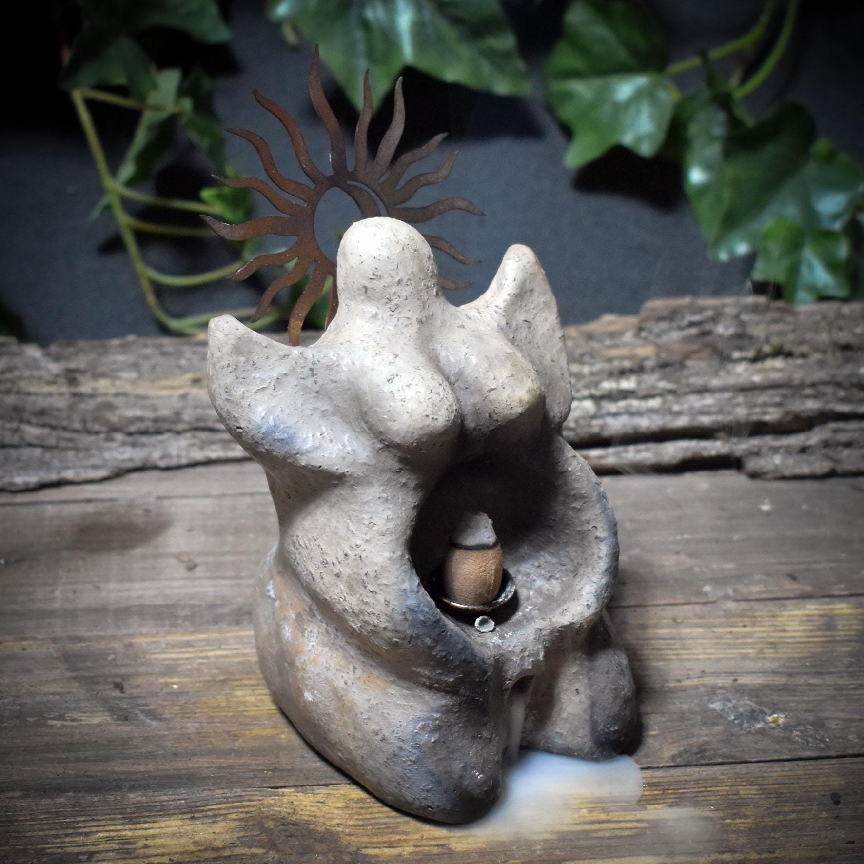 Göttin Litha Rückfluss-Räucherkegelhalter mit Sonnenkrone in Rostoptik – archaisches Ritualobjekt für Mittsommer & Sonnenkraft - RÄH052