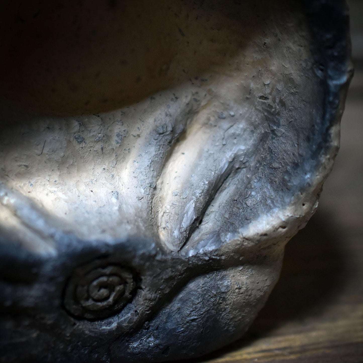 Göttin Litha Opfer/Gabenschale mit Sonnenkrone aus Metall in Rostoptik – archaische Ritualschale für Mittsommer & Sonnenkraft - SKU227