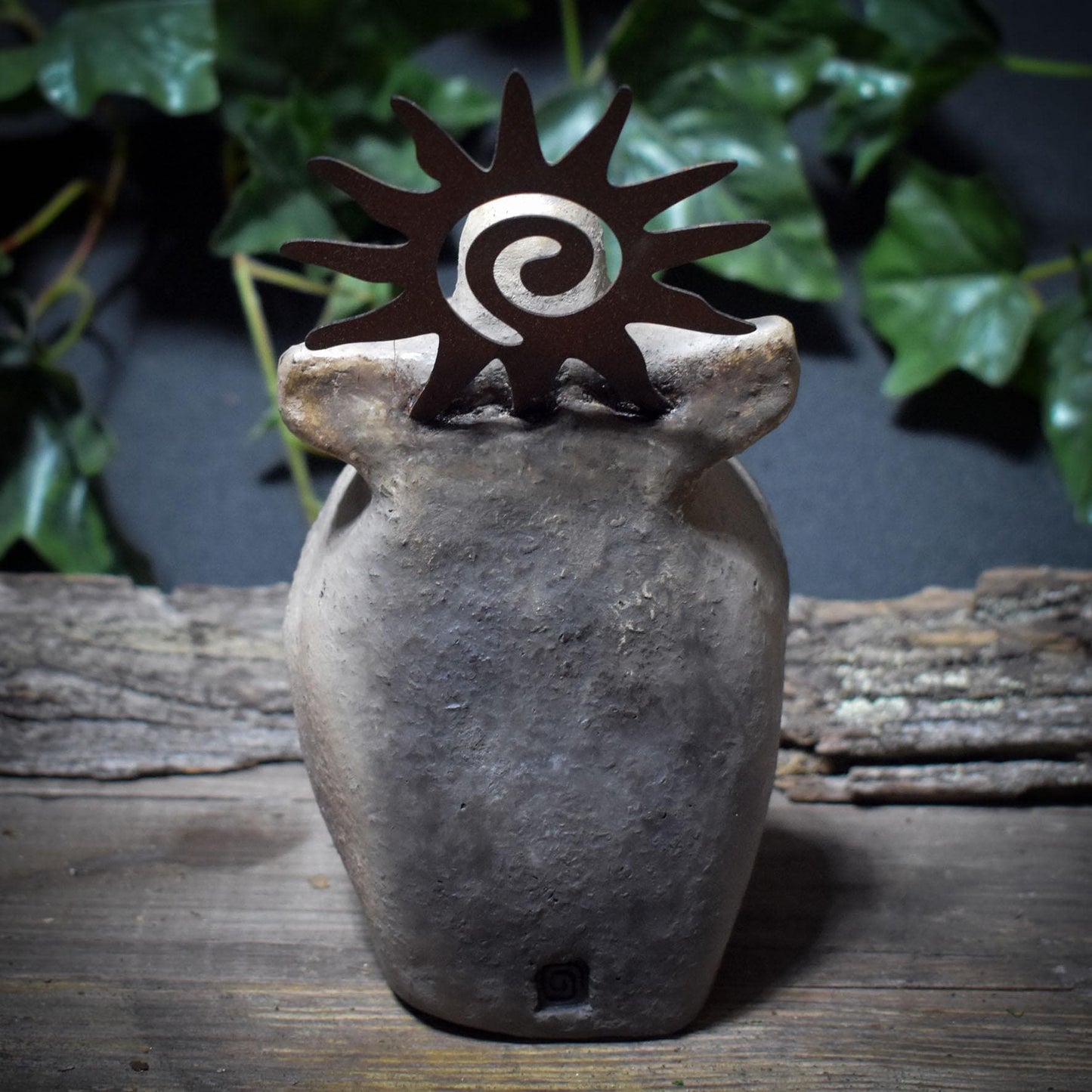 Göttin Litha Opfer/Gabenschale mit Sonnenkrone aus Metall in Rostoptik – archaische Ritualschale für Mittsommer & Sonnenkraft - SKU227