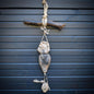 Goddess Litha Wanddeko aus Rauchbrand-Ton – archaische Sommergöttin an Holzast mit Muschelamulett & Lavaperlen HEX034