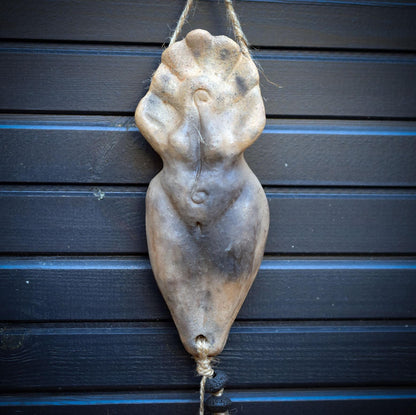 Goddess Litha Wanddeko aus Rauchbrand-Ton – archaische Sommergöttin an Holzast mit Muschelamulett & Lavaperlen HEX034