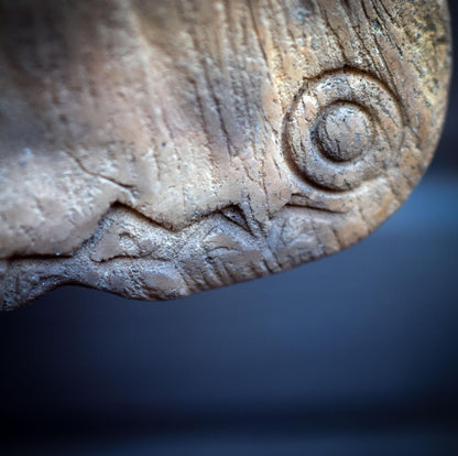 Archaische Wanddeko Motte aus Rauchbrand-Ton – Mandala-Flügel am Holzast mit Bast & Lavaperlen | spirituelle Naturkunst
