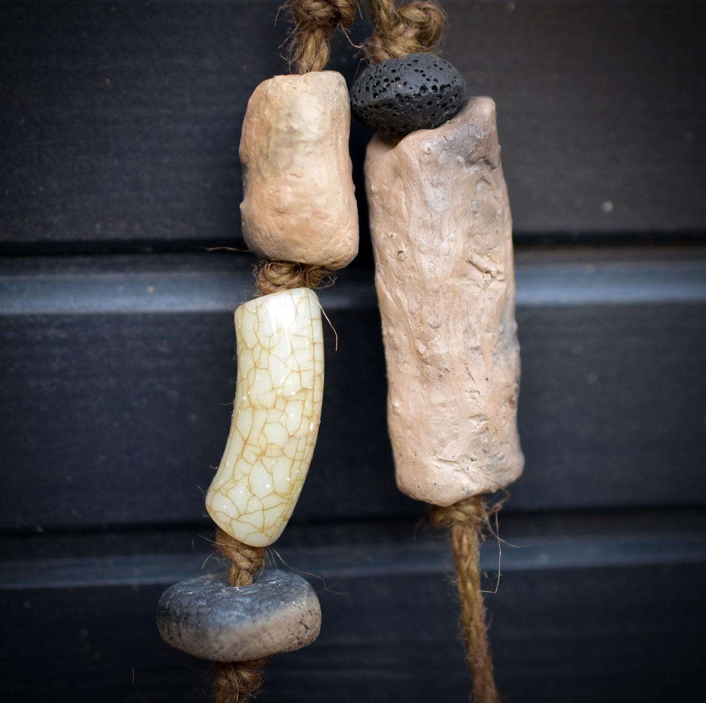 Archaische Motten Wanddeko aus Rauchbrand-Ton – spirituelle Naturkunst mit Ton- & Steinperlen an Jute aufgehängt - HEX037