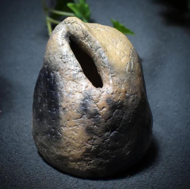 Wunschhüter aus Rauchbrand-Ton – archaische Ritualform zur stillen Bewahrung von Intentionen | wähle deinen persönlichen Begleiter - WHI001