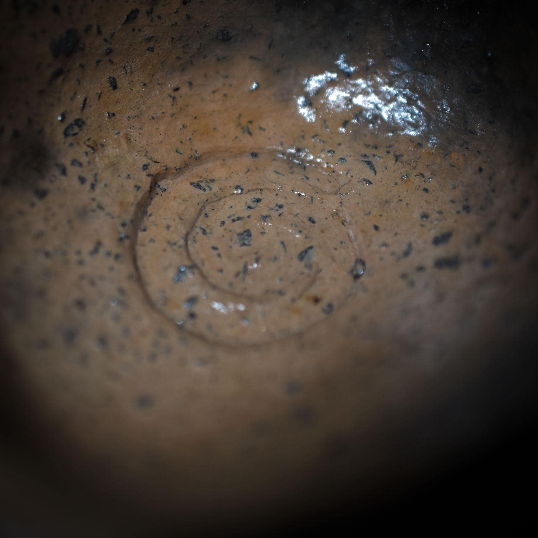 Duftlampe & Teelichthalter aus Rauchbrandton – Elementesymbole in archaischer Form - TKH026