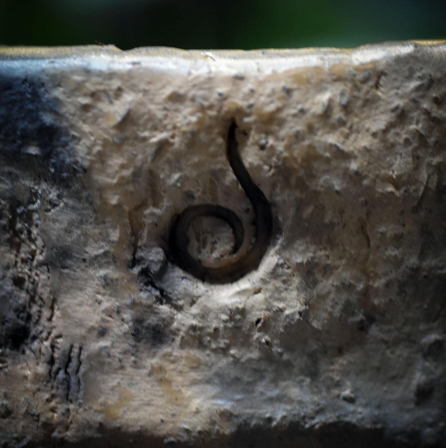 Duftlampe & Teelichthalter aus Rauchbrandton – Elementesymbole in archaischer Form - TKH026