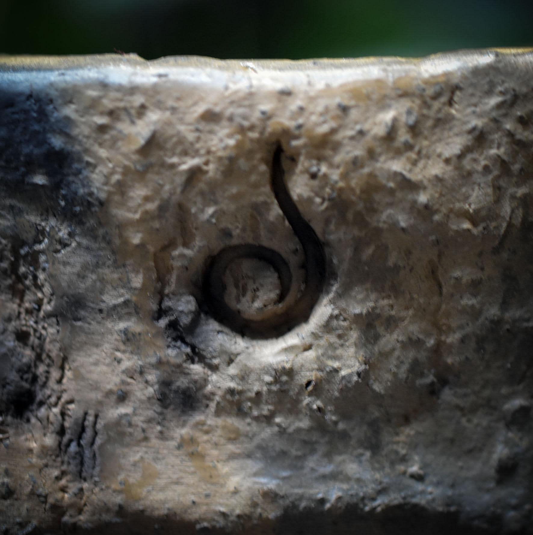 Duftlampe & Teelichthalter aus Rauchbrandton – Elementesymbole in archaischer Form - TKH026