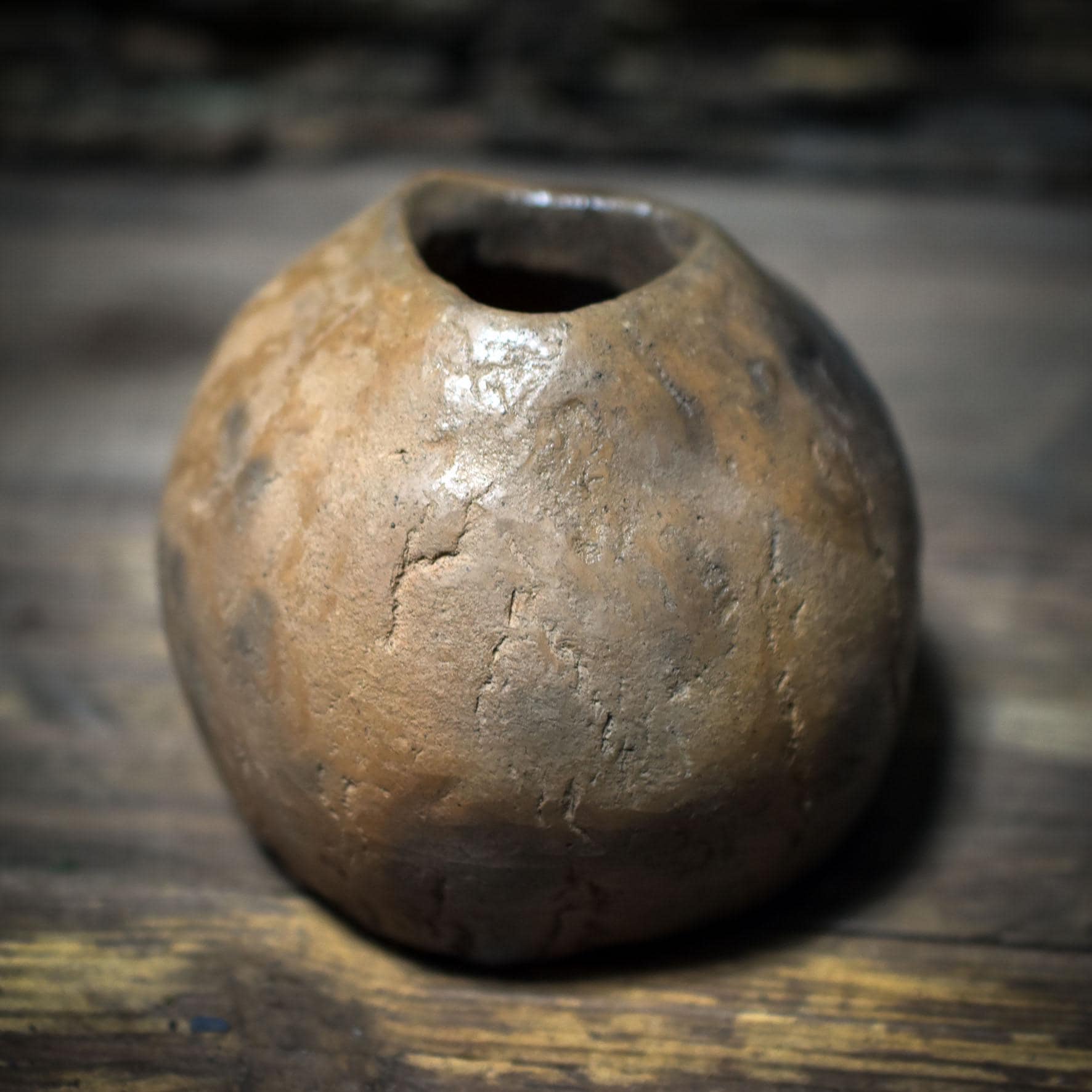 Kugelvase aus Rauchbrandton – Archaische Vase aus Ton in traditionell gebrannter Form - GEF013