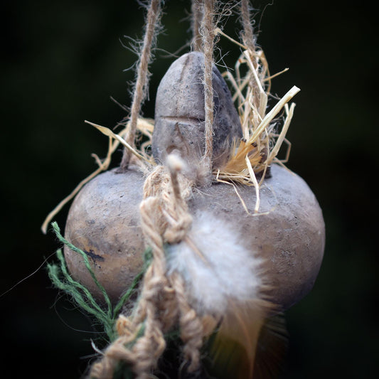 Ostara Hängedeko mit Keimei – Frühlingssymbol aus Rauchbrandton mit Glöckchen & Naturmaterialien - HEX034