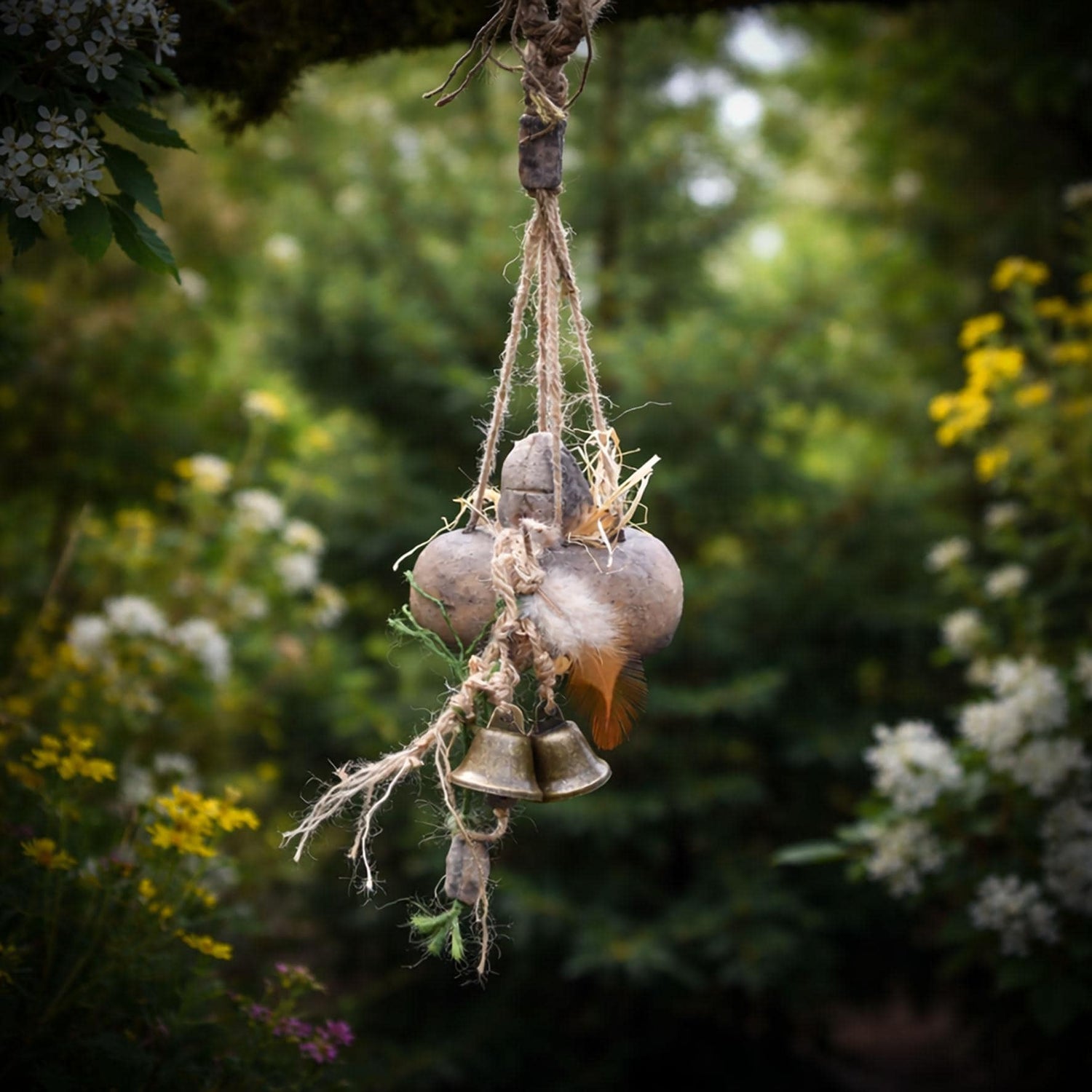 Ostara Hängedeko mit Keimei – Frühlingssymbol aus Rauchbrandton mit Glöckchen & Naturmaterialien - HEX034